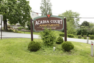 Acadia Court in Coraopolis, PA - Foto de edificio - Building Photo