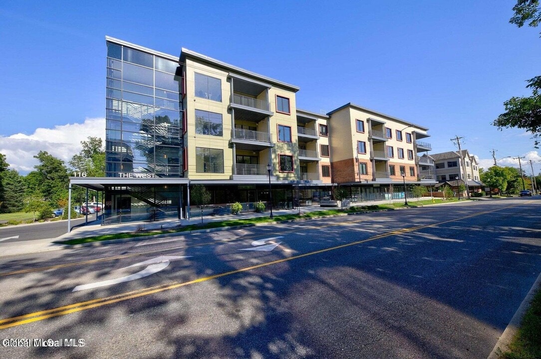 116 West Ave in Saratoga Springs, NY - Foto de edificio