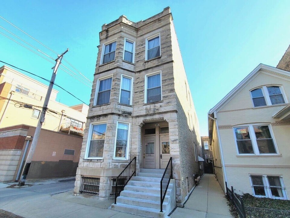 2013 W Iowa in Chicago, IL - Building Photo