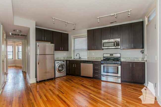 2223 W Wilson Ave, Unit 1 in Chicago, IL - Foto de edificio - Building Photo