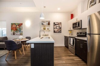 One Eighty Roslyn in Winnipeg, MB - Building Photo - Building Photo