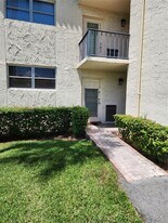 681 S Hollybrook Dr in Pembroke Pines, FL - Building Photo