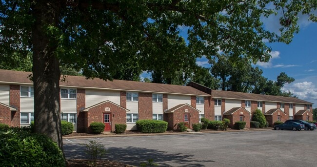 Chatham Square Apartments in Virginia Beach, VA - Foto de edificio - Building Photo