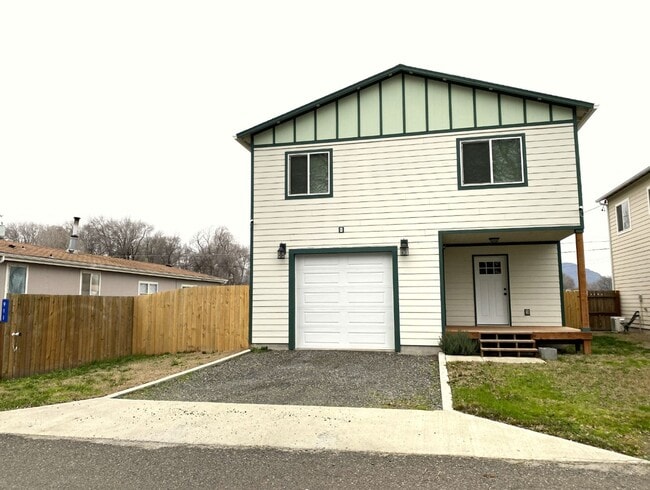 property at 911 Poplar Dr