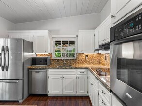 9310 SW 70th Ave in Miami, FL - Building Photo - Building Photo