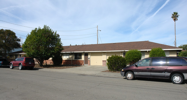 579-585 Arrowood Dr in Santa Rosa, CA - Foto de edificio - Building Photo