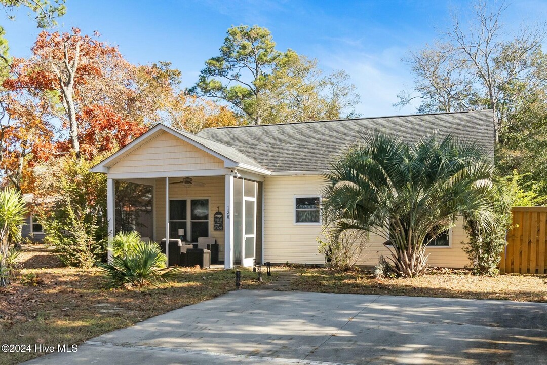 120 NE 31st St in Oak Island, NC - Foto de edificio