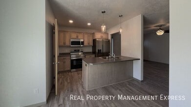 Large 3 Bedroom 1.5 Bathroom Townhome in S in Sioux Falls, SD - Building Photo - Building Photo
