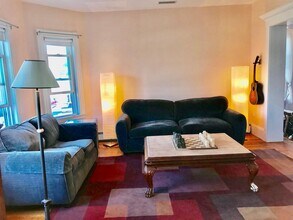 35 Charnwood Rd, Unit 2 in Somerville, MA - Foto de edificio - Building Photo