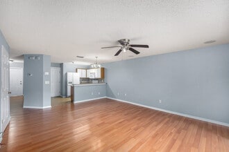 8431 Edgewater Place Blvd in Tampa, FL - Foto de edificio - Building Photo