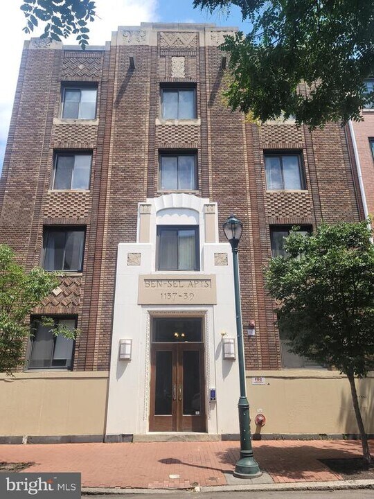 1137 Pine St in Philadelphia, PA - Building Photo