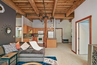 940 Monroe Ave NW in Grand Rapids, MI - Building Photo - Building Photo