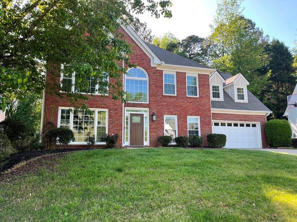 240 Risen Star Ln in Alpharetta, GA - Building Photo
