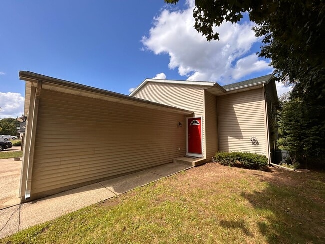 3961 Camelot Dr SE in Grand Rapids, MI - Building Photo - Building Photo