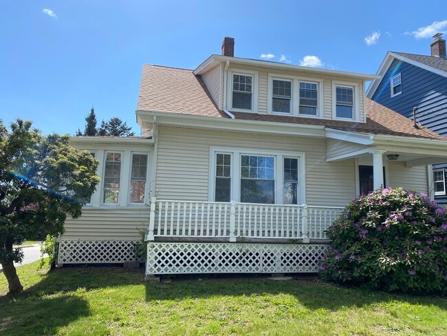 351 Ocean Ave in New London, CT - Building Photo - Building Photo