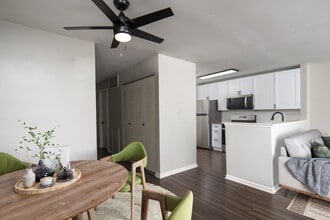 Iron Ridge and Stonegate Apartments in Elkton, MD - Foto de edificio - Building Photo