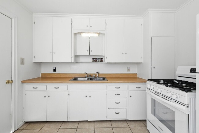 property at 1548 S Oak Ave