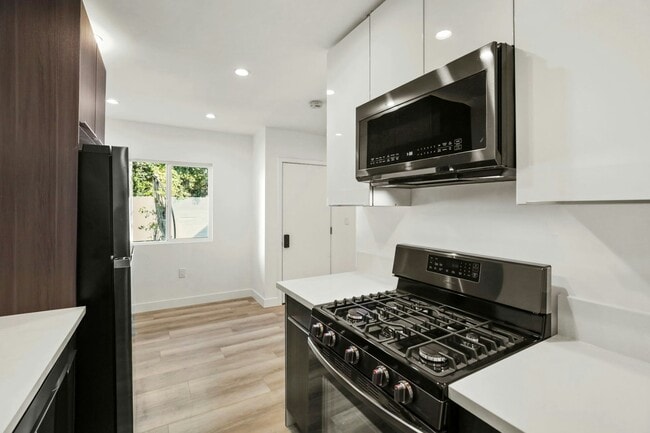 2561 W Ave 30 in Los Angeles, CA - Building Photo - Building Photo