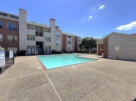 9747 Whitehurst Dr in Dallas, TX - Building Photo