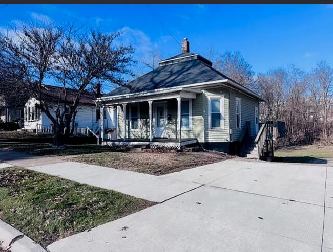 113 E Fulliam Ave in Muscatine, IA - Building Photo - Building Photo