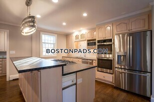40 Puddingstone Ln, Unit 1 in Newton, MA - Building Photo