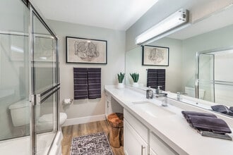 Plaza at Sherman Oaks in Sherman Oaks, CA - Foto de edificio - Building Photo