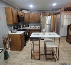 277 Chatsworth St in Baton Rouge, LA - Foto de edificio - Building Photo