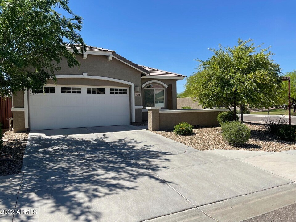 7621 W Quail Track Dr in Peoria, AZ - Building Photo