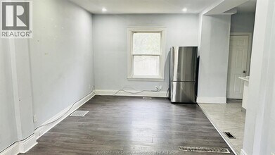 516 Oak Ave in Windsor, ON - Foto de edificio - Building Photo