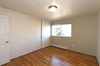 Barrett Square Apartments in Seattle, WA - Building Photo - Building Photo