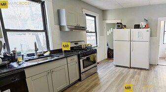 10 Saunders St in Boston, MA - Building Photo