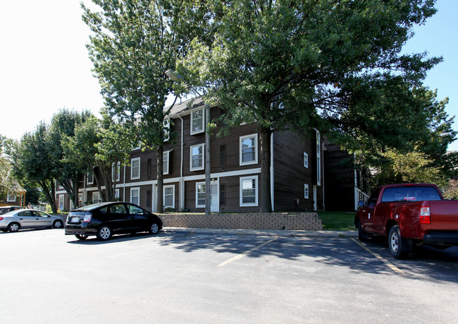 Golden Oaks Apartments in Kansas City, MO - Building Photo - Building Photo