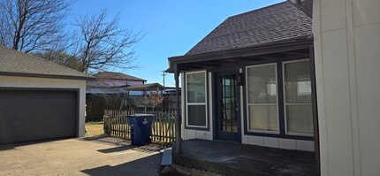 307 E Waco St in Ennis, TX - Building Photo - Building Photo