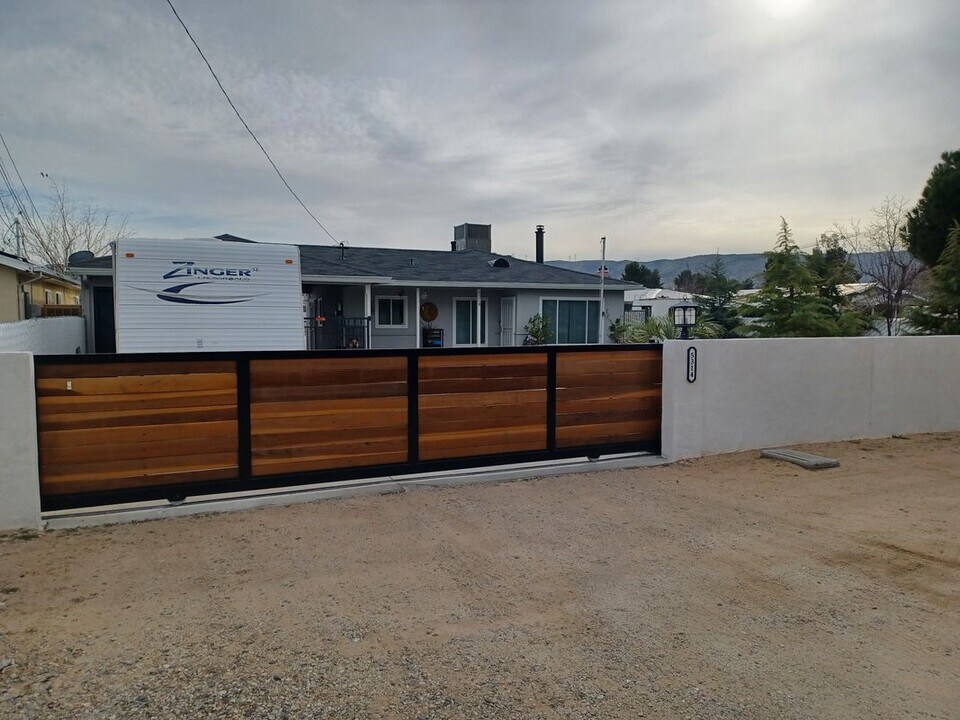 5314 W Ave L in Lancaster, CA - Building Photo