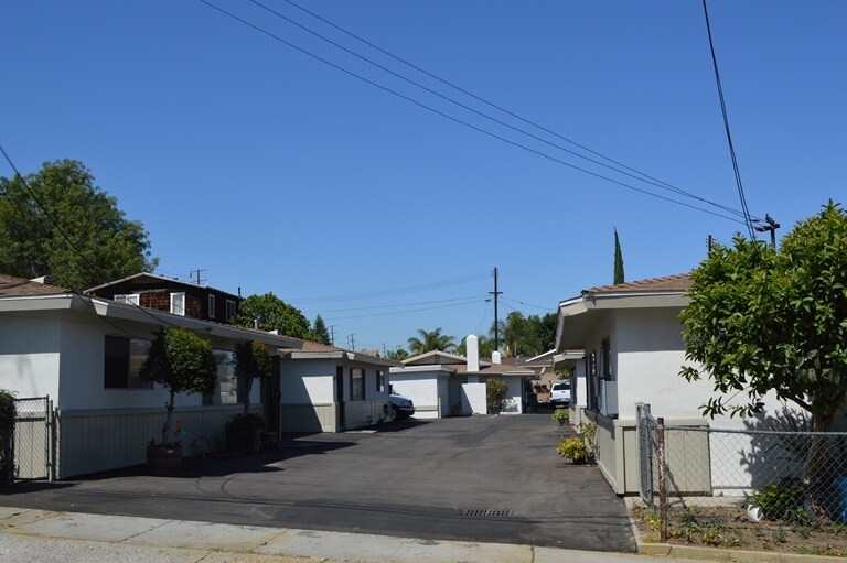 621 S Cypress St in La Habra, CA - Foto de edificio