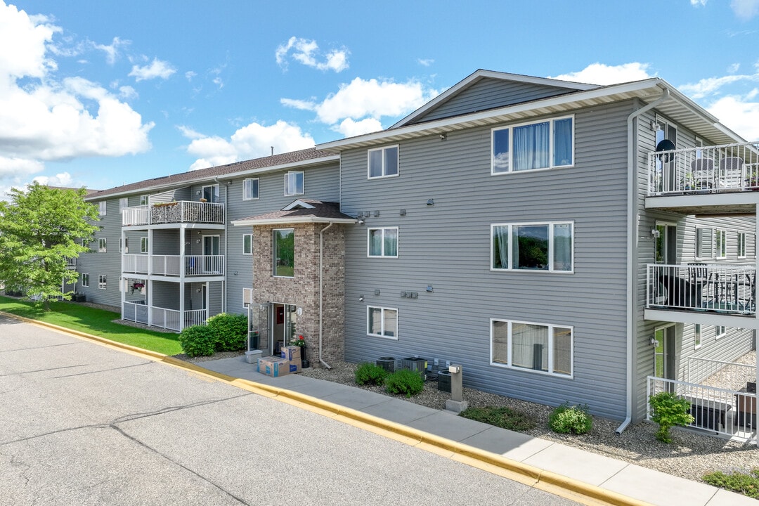 880 Lyn Way in Hastings, MN - Building Photo