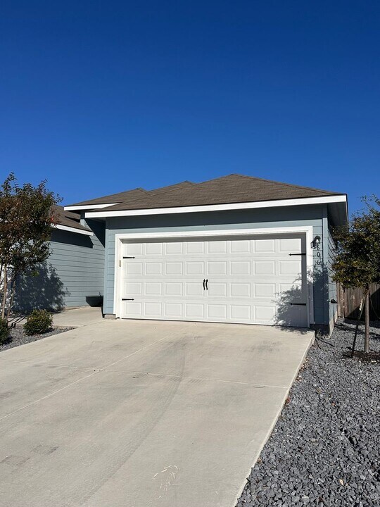 604-606 Grayson Ln in Seguin, TX - Building Photo