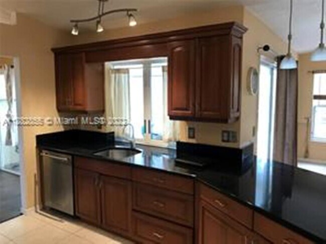 527 SE Cliff Rd in Port St. Lucie, FL - Building Photo - Building Photo
