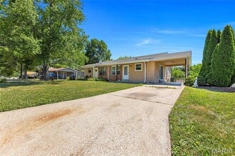 32 Laura Dr in St. Peters, MO - Foto de edificio - Building Photo