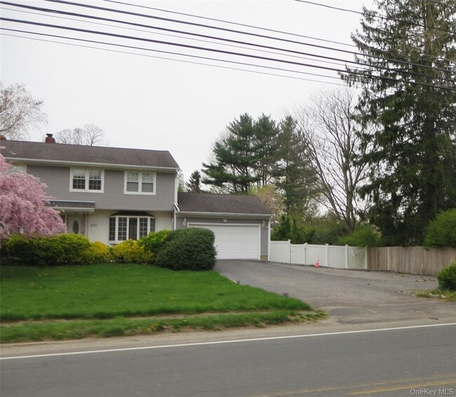 327 Town Line Rd in East Northport, NY - Building Photo - Building Photo