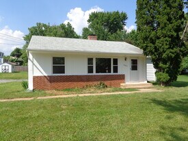 607 Waterloo Rd in Warrenton, VA - Building Photo