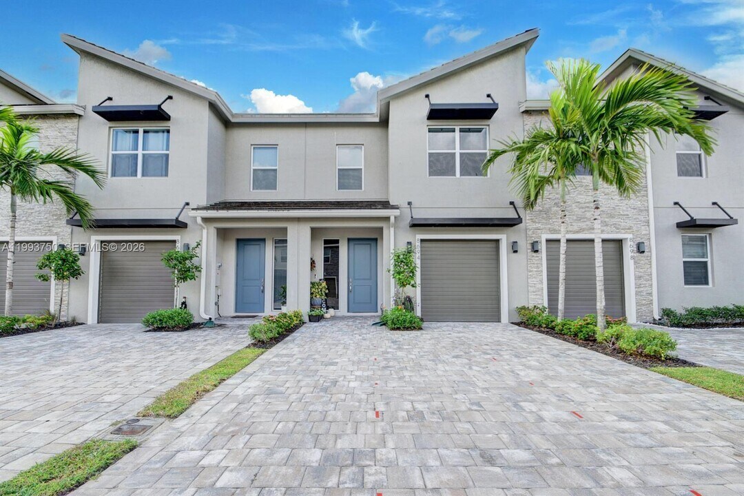 8694 Via Mar Rosso in Greenacres, FL - Building Photo