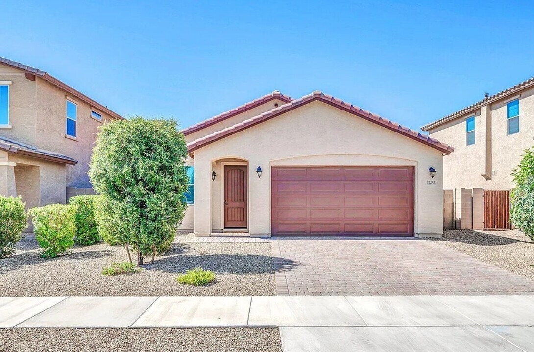 17255 W Cavedale Dr in Surprise, AZ - Building Photo