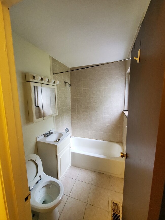 27 Forest St, Unit 4 in Cambridge, MA - Building Photo - Building Photo