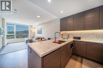 308 Morrissey Rd in Port Moody, BC - Building Photo - Building Photo