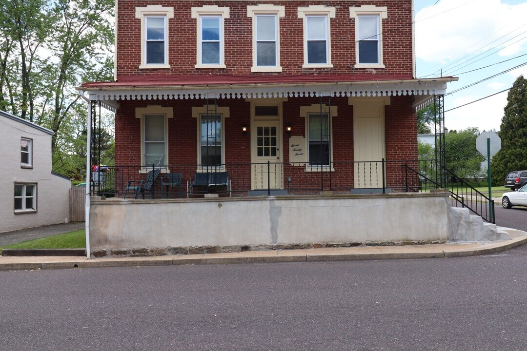727 Glasgow St in Pottstown, PA - Building Photo