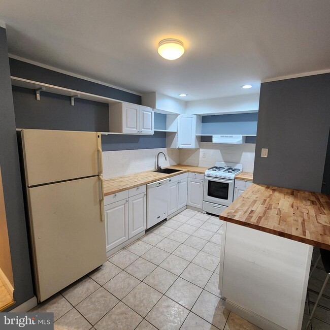property at 1539 E Moyamensing Ave