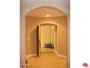 1135 Rexford Dr in Los Angeles, CA - Building Photo - Building Photo