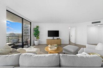 3300 NE 191st St in Aventura, FL - Foto de edificio - Building Photo