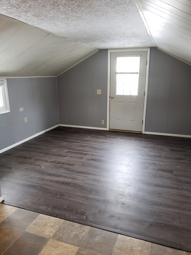 215 3rd St, Unit Upper unit in Watkins Glen, NY - Building Photo - Building Photo